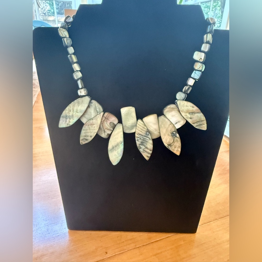 Elegant Shell Necklace - Picture 5 of 5